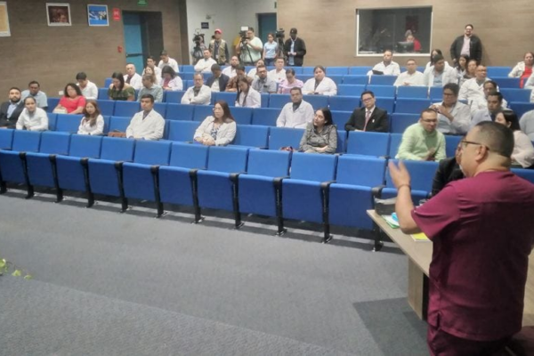 Médicos internistas presentan estudios para fortalecer atención en hospitales públicos