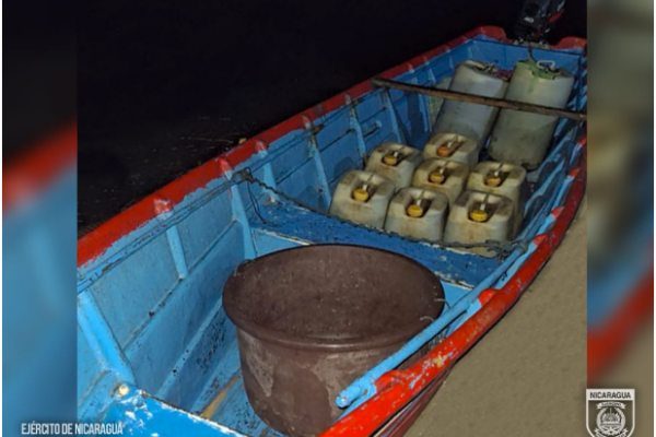 Fuerza Naval detiene a personas y confisca embarcación en operación de seguridad