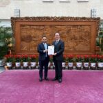 Compañero Ramiro Cruz presenta Copias de Estilo al Ministro de Relaciones Exteriores de la República Popular China