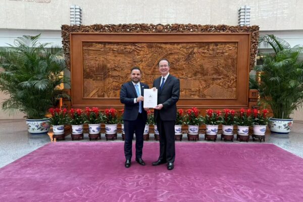 Compañero Ramiro Cruz presenta Copias de Estilo al Ministro de Relaciones Exteriores de la República Popular China