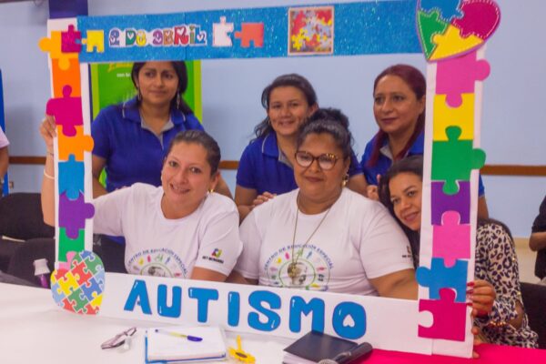 Docentes se capacitan para atender a estudiantes con autismo en Nicaragua