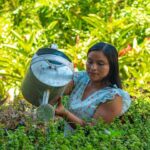 Jóvenes de Catarina cultivan sueños y amor entre flores