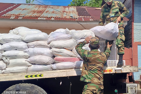 Militares del destacamento sur apoyan descarga de alimentos en San Carlos
