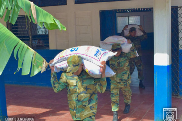 Ejército de Nicaragua participa en traslado de merienda escolar y sofocación de incendio en Juigalpa