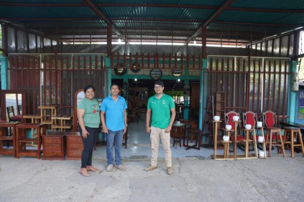 MARENA promueve uso sostenible del bosque en visita a mueblería “Galán Ruiz”