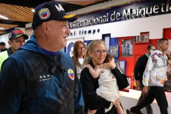 MAIKELYS YA ESTÁ CON SU MADRE