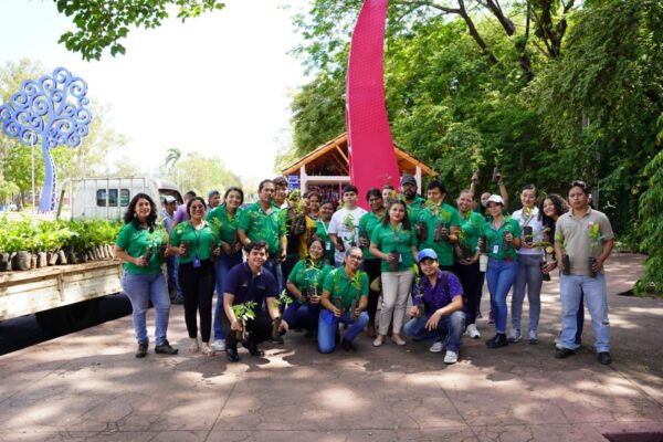 Familias nicaragüenses celebran el Día Nacional del Árbol adoptando especies nativas