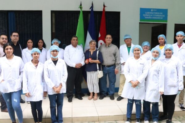 Universidad Ricardo Morales Avilés estrena laboratorio de Química y Farmacia