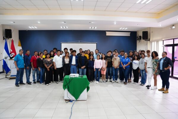 Estudiantes universitarios participan en conversatorio ambiental sobre biodiversidad en Managua