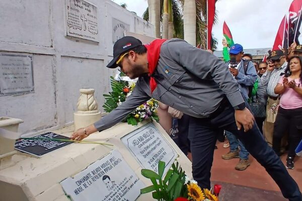 Rinden homenaje con flores al Comandante Ricardo Morales Avilés en su 86 natalicio