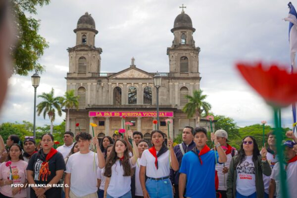 Una flor para Carlos: la juventud honra al padre de la Revolución Sandinista