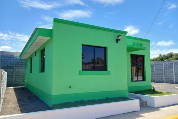 Gobierno entrega nuevas viviendas a familias protagonistas en Corinto