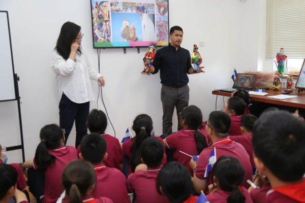Niños de educación primaria en China aprenden sobre cultura nicaragüense