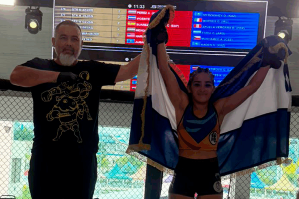 Nicaragua brilla como tricampeona mundial en artes marciales mixtas