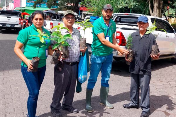 MARENA entrega 1,000 Plantas en Jinotega como parte de la campaña “Verde, Que Te Quiero Verde”