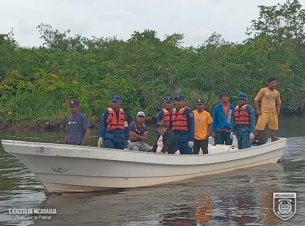 Ejército de Nicaragua rescata a cinco personas y recupera cuerpo sin vida en la Costa Caribe Norte