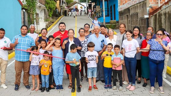 Gobierno entrega 42 nuevas calles y 102 kilómetros de caminos mejorados en 15 municipios