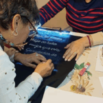 Bordadoras chilenas entregan telón “Hijo Sandino” en Nicaragua