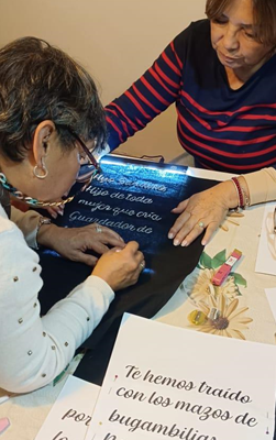 Bordadoras chilenas entregan telón “Hijo Sandino” en Nicaragua