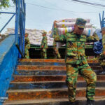 Ejército de Nicaragua apoya descargue de merienda escolar en Río San Juan
