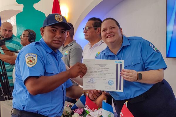 Bomberos Unidos mejoran su preparación técnica con curso de electricidad domiciliar