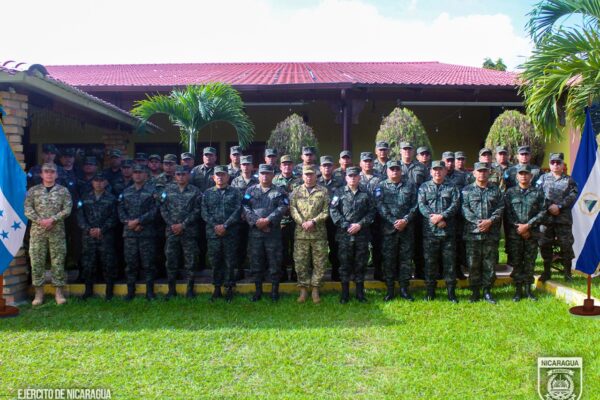Ejército de Nicaragua participa en reunión fronteriza con Honduras