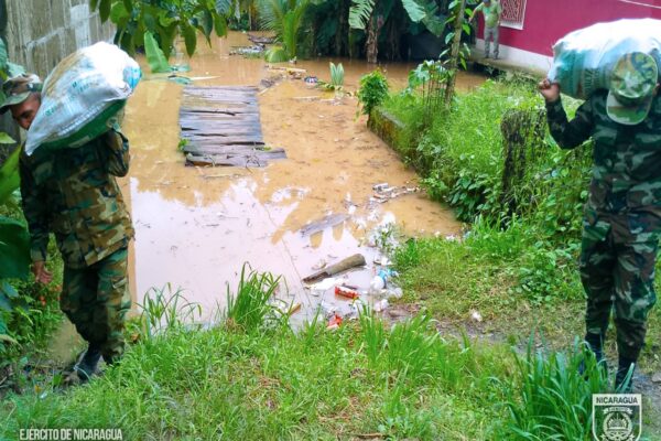 Ejército de Nicaragua apoya limpieza en Río Blanco, Matagalpa tras fuertes lluvias