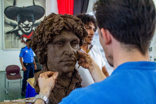 Escultor y arquitecto rusos realizan taller con jóvenes artistas nicaragüenses