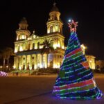 Nicaragua se llena de luz y color con la instalación de Árboles de la Vida y ornamentos navideños