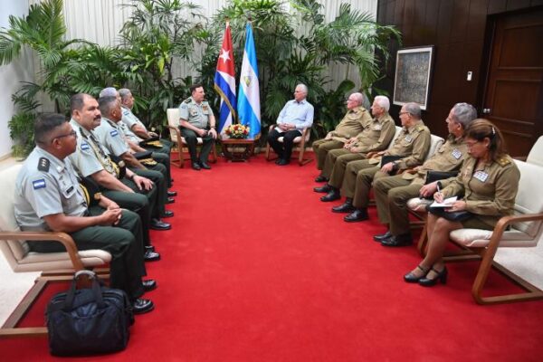 Díaz Canel recibe al Comandante en Jefe del Ejército de Nicaragua