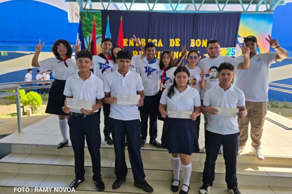 Bachilleres del Colegio Otto de la Rocha reciben Bono Presidencial 2025