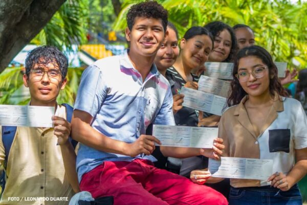 Más que un beneficio, un compromiso: Estudiantes de la UNAN-Managua reciben becas que impulsan su futuro