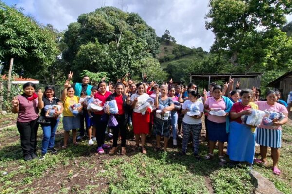 Entregan obsequios navideños a familias y Madres de Héroes y mártires
