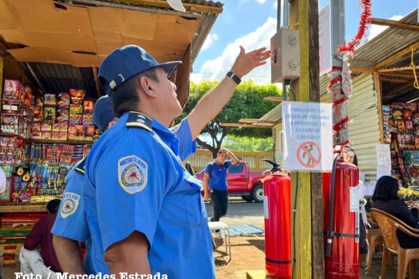 Bomberos Unidos inspeccionan puestos de pólvora en la Rotonda La Virgen