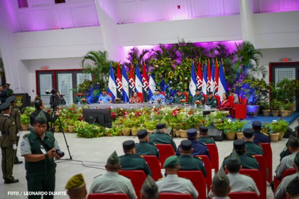 Copresidentes de Nicaragua presiden graduación de nuevos oficiales de la Universidad de Defensa