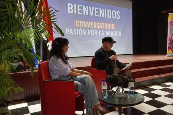 Cinemateca Nacional recibe al fotógrafo cubano Roberto Chile en un diálogo con comunicadores nicaragüenses