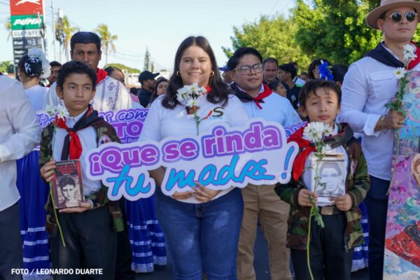 Juventud sandinista rinde homenaje a Leonel Rugama con entrega de rosas en su monumento