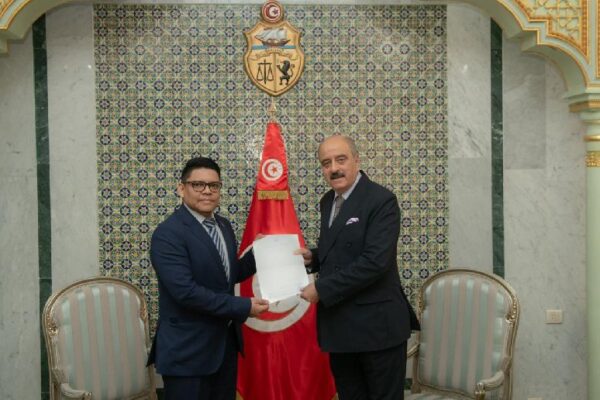 Embajador Carlos Díaz Moreira Presenta Copias de Estilo ante Autoridades de Túnez