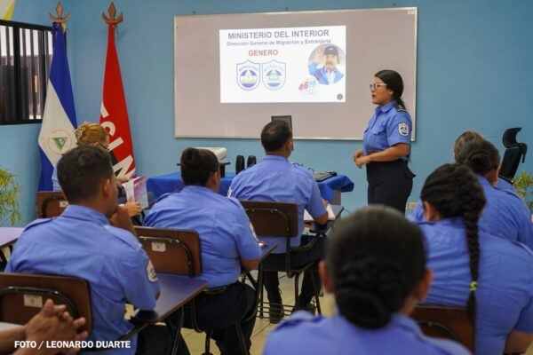 Capacitan a personal de Migración y Extranjería en derechos y equidad