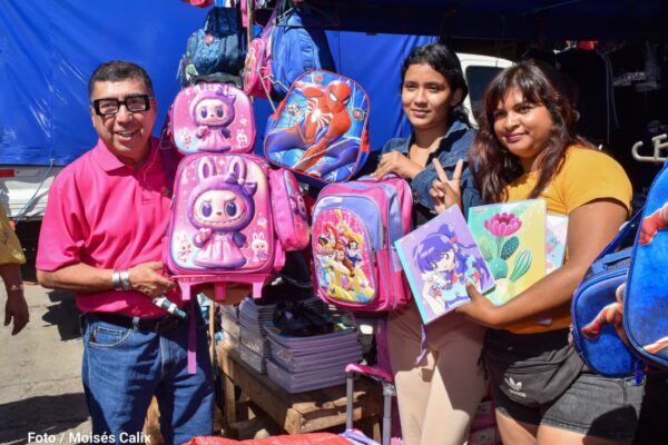 Feria escolar en el Mercado Mayoreo ofrece útiles y uniformes a precios asequibles