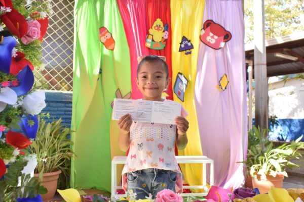“No sé cómo hubiéramos hecho sin esta ayuda”: familias reciben bono escolar en el Centro Educativo 14 de Septiembre