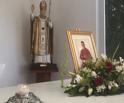 Cercanía, humildad y compromiso con la juventud: el legado vivo del Cardenal Miguel Obando en la universidad que hoy lleva su nombre
