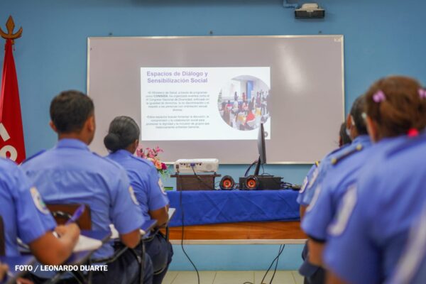 Atención con respeto: Funcionarios migratorios se capacitan para servir mejor