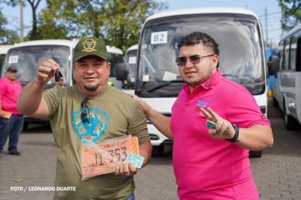 Flota moderna para el pueblo: cooperativas reciben 122 microbuses nuevos