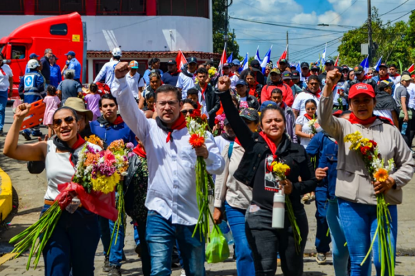 Ofrendas florales honran a Héroes y Mártires de Los Sabogales