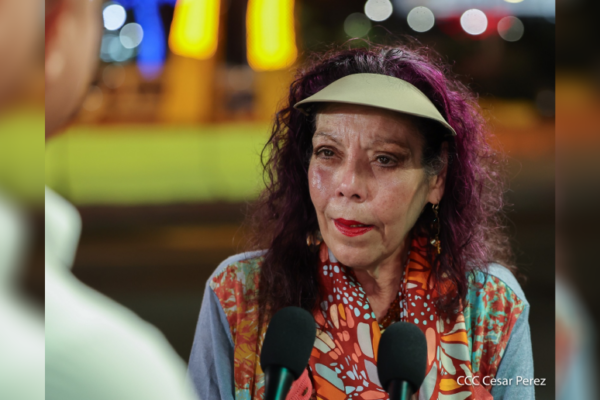 Cra. Rosario Murillo luego del Acto de Entrega de Autobuses y Microbuses