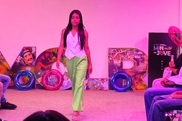Jóvenes modelos en desfile veraniego