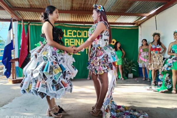 Escuelas verdes eligen Reinas de la Madre Tierra