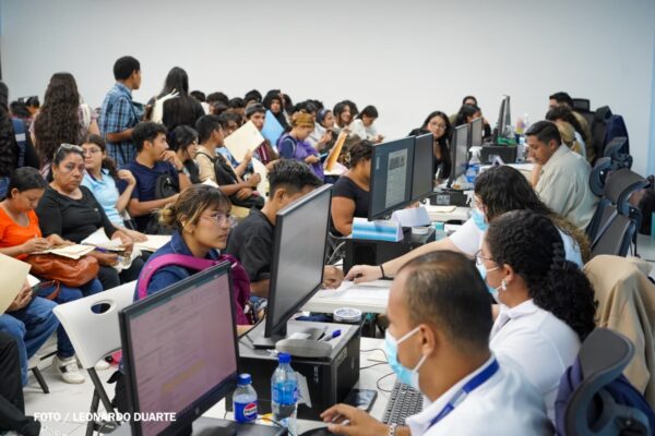 Becas universitarias reducen carga económica en hogares nicaragüenses