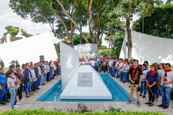 Homenaje al comandante Tomás Borge con cantata y visitas al mausoleo en Managua